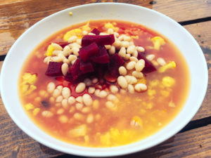 Karfiolovo fazuľová polievka s opraženou cviklou