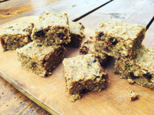 Flapjack so sušeným ovocím a orechovým maslom