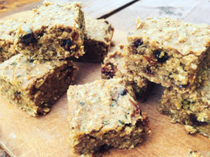 Flapjack so sušeným ovocím a orechovým maslom