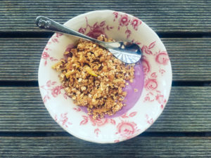 Domáca horúca granola so strúhaným jablkom (bez sóje, bez oleja)