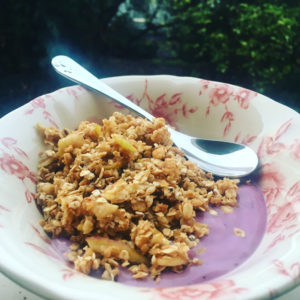 Domáca horúca granola so strúhaným jablkom (bez sóje, bez oleja)