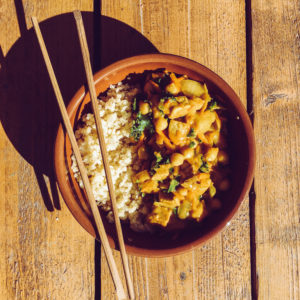 Zeleninové curry s cícerom a tempehom