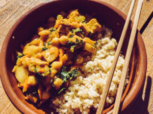Zeleninové curry s cícerom a tempehom
