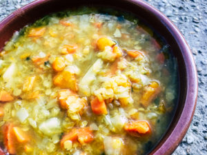 Kapustová polievka so šošovicou a mrkvou
