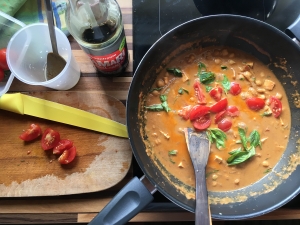 Cícerové curry s tikka masala pastou a jasmínovou ryžou (či bulgurom)