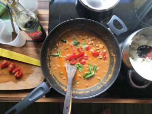 Cícerové curry s tikka masala pastou a jasmínovou ryžou (či bulgurom)